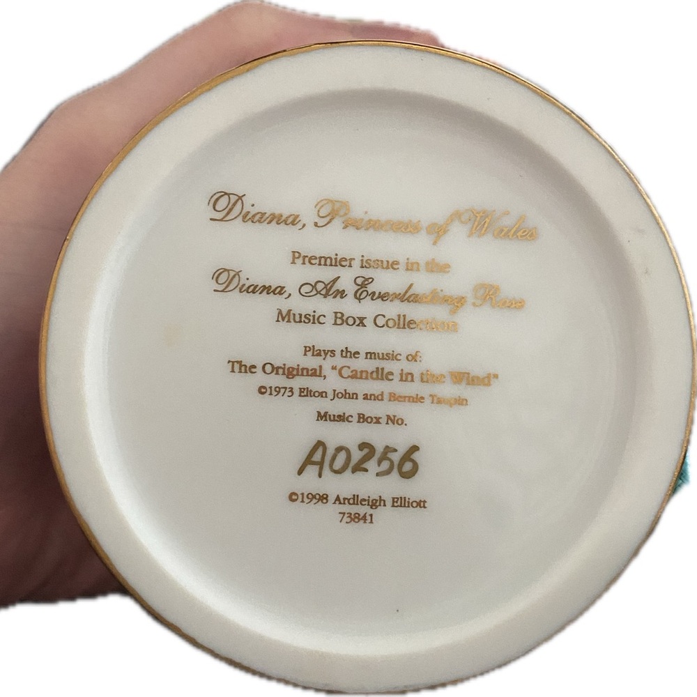 Princess Diana- Music Box with certificate of Authenticity - Picture 6 of 9